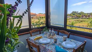 Apartment, 1 Bedroom, Smoking, Balcony | Dining