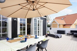 Outdoor dining - Cozy central house near the sea (Brenderup)