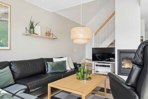 TV, fireplace, DVD player, stereo - Cozy central house near the sea (Brenderup)