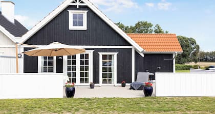 Cozy, central house near the sea