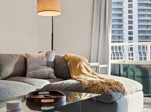 Smart-TV, Tischfußball, Tischtennisplatte