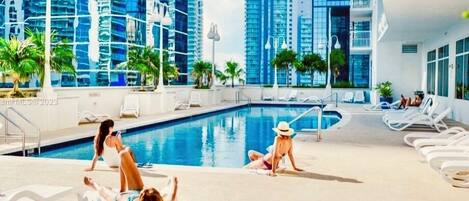 Piscina all'aperto, una piscina riscaldata