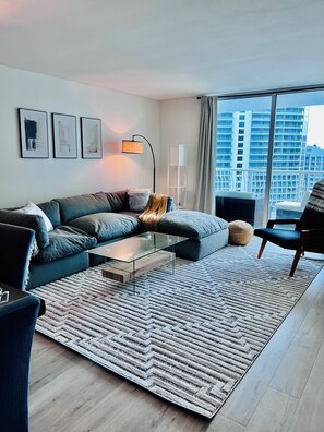 Smart TV, futbolito y tenis de mesa 