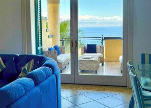 スマートテレビ、暖炉、書庫