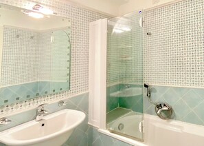 Suihku, hiustenkuivaaja, bidee, pyyhkeet