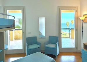 3 makuuhuonetta, työpöytä, silitysrauta/-lauta, vauvan matkasänky