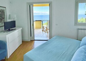 3 bedrooms, desk, iron/ironing board, travel crib