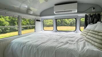 1 bedroom, desk, WiFi