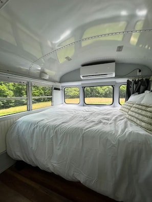 1 bedroom, desk, WiFi