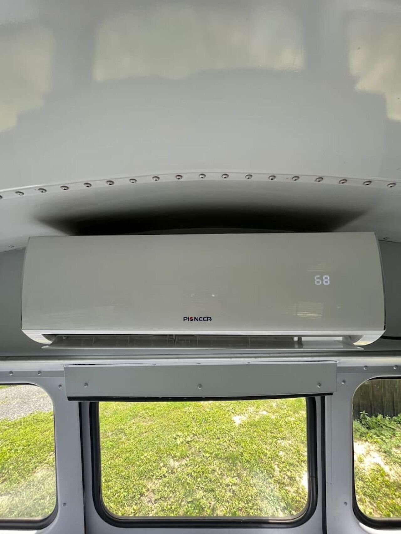 L’intérieur d’un véhicule est équipé d’un appareil de climatisation fixé, portant l’inscription « PIONEER » et le numéro « 68 ».
