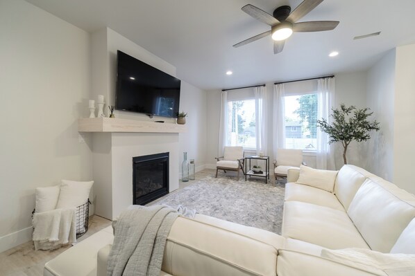 Smart TV, fireplace