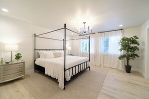 4 habitaciones, escritorio y tabla de planchar con plancha 