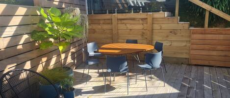 屋外ダイニングエリア