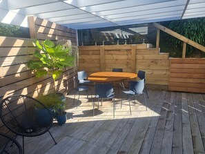 Outdoor dining - Beautiful 4 bedroom home close to the beach and Miramar cafes (Wellington)