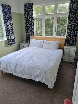 4 bedrooms, iron/ironing board, WiFi, bed sheets
