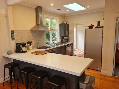 Beautiful 4 bedroom home close to the beach and Miramar cafes