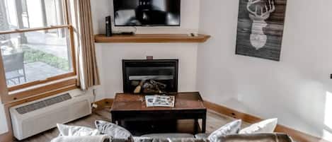 Televisión y chimenea