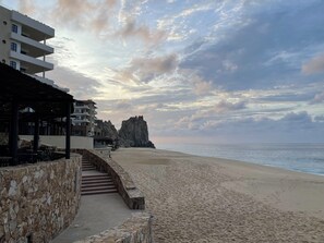 On the beach - Grand Solmar Land's End 5 Diamond Resort - Master Bedroom w/ Golf (Cabo San Lucas)