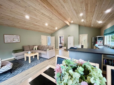 Smart TV. Sparrows Nest Guesthouse - nestled in the middle of an avocado orchard.