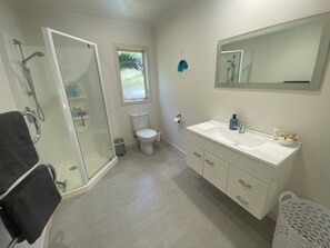 Een douche, een haardroger, handdoeken, zeep