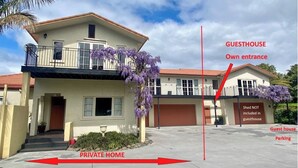 Una casa de dos pisos con una sección privada y una casa de huéspedes con entrada independiente.