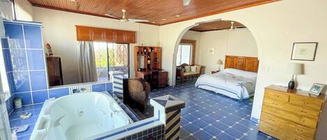 2 habitaciones, escritorio, tabla de planchar con plancha y wifi