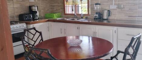 Cookware/dishes/utensils, spices, lobster pot