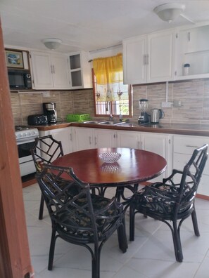 Batterie de cuisine, vaisselle et ustensiles, épices