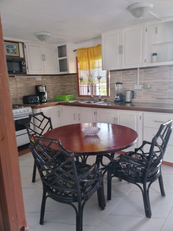 Cookware/dishes/utensils, spices, lobster pot