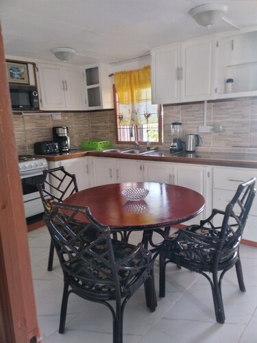 Comfortable apartment close to Tyrell Bay Marina