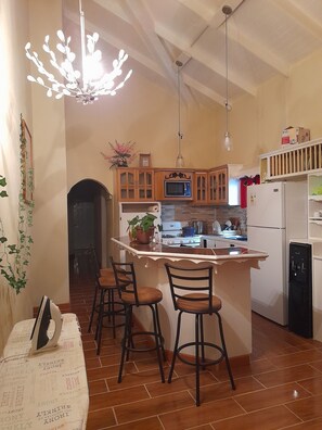 Keittoastiat/astiat/ruokailuvälineet, mausteet, hummerikattila