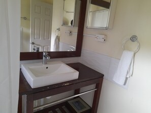 Shower, towels, soap, toilet paper - Comfortable apartment close to Tyrell Bay Marina (Argyle)