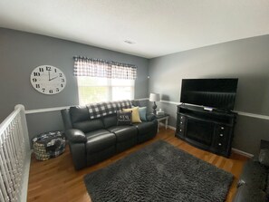 Smart TV, caminetto, videogiochi, tavolo da calcetto