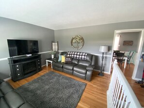 Smart TV, caminetto, videogiochi, tavolo da calcetto