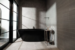 Luxury-Zimmer | Badezimmer | Designer-Toilettenartikel, Haartrockner, Handtücher, Seife
