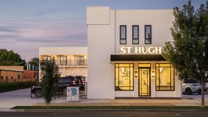 Un edificio moderno con un letrero que dice "ST HUGH".