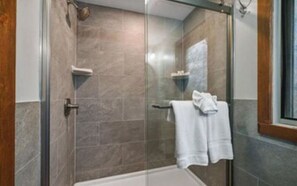 Dusche, Haartrockner, Bidet, Handtücher