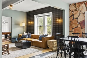 Smart-TV, Tischfußball, Tischtennisplatte, Bücher