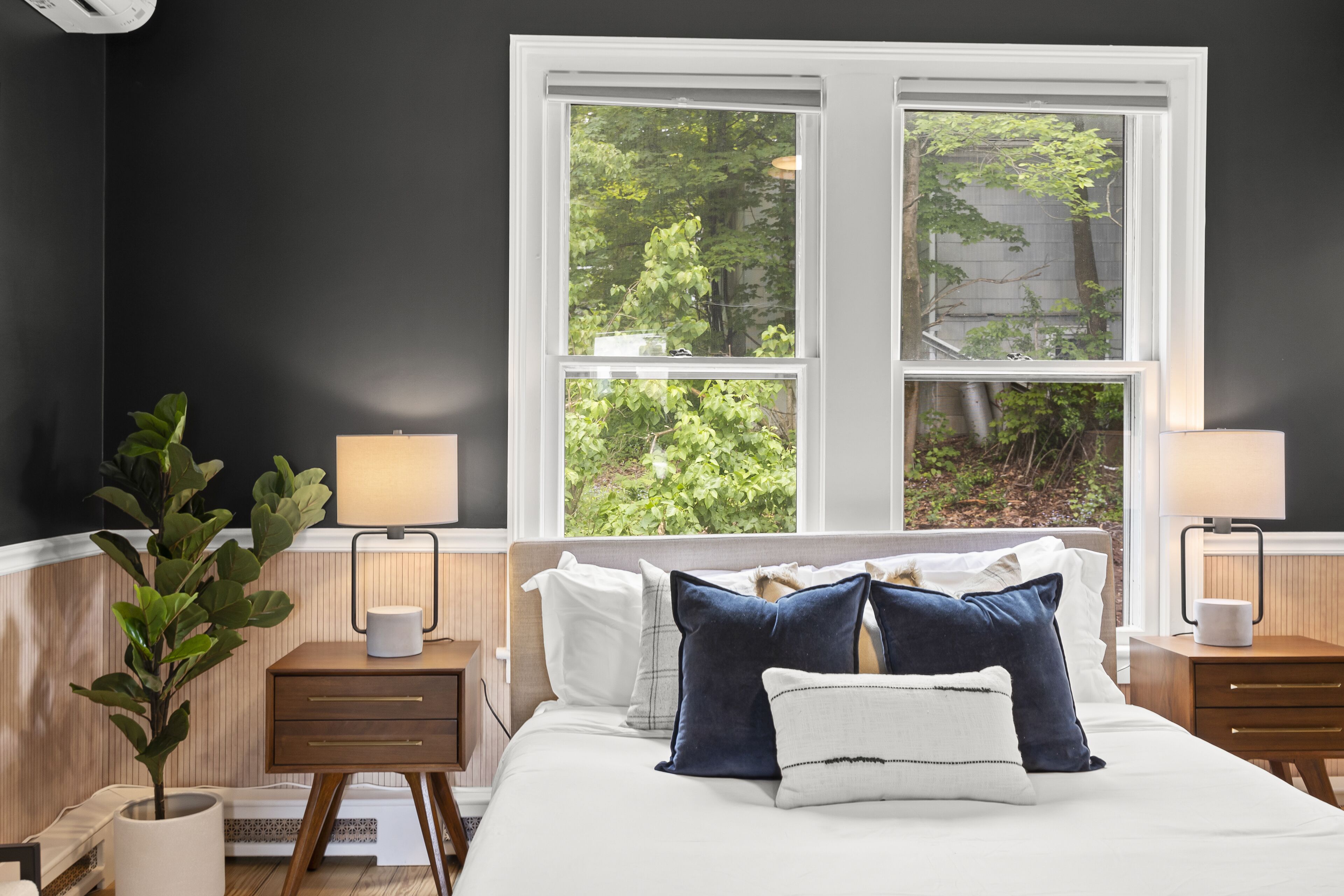 5 bedrooms, desk, iron/ironing board, travel crib