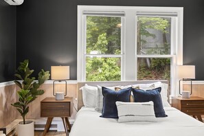 5 soverom, skrivebord, strykejern/-brett og reiseseng for barn