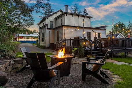 テラス / パティオ. The Hensonville Honeypot - Hottub, Movie Theatre & Mountain Bikes!