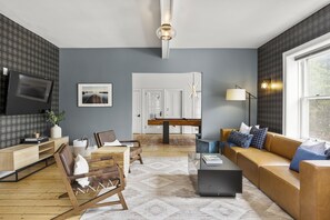 Smart-TV, fotballspill, bordtennis og bøker