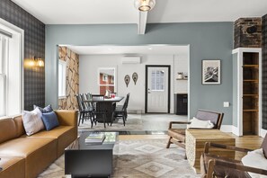 Smart-TV, fotballspill, bordtennis og bøker