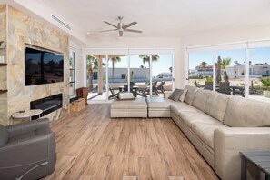 TV, fireplace