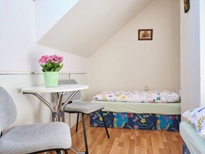 2 bedrooms, desk, WiFi