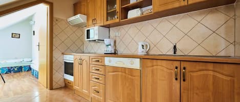 Refrigerador, microondas, horno y lavavajillas