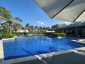 Kolam renang outdoor, dengan payung kolam renang dan kursi berjemur