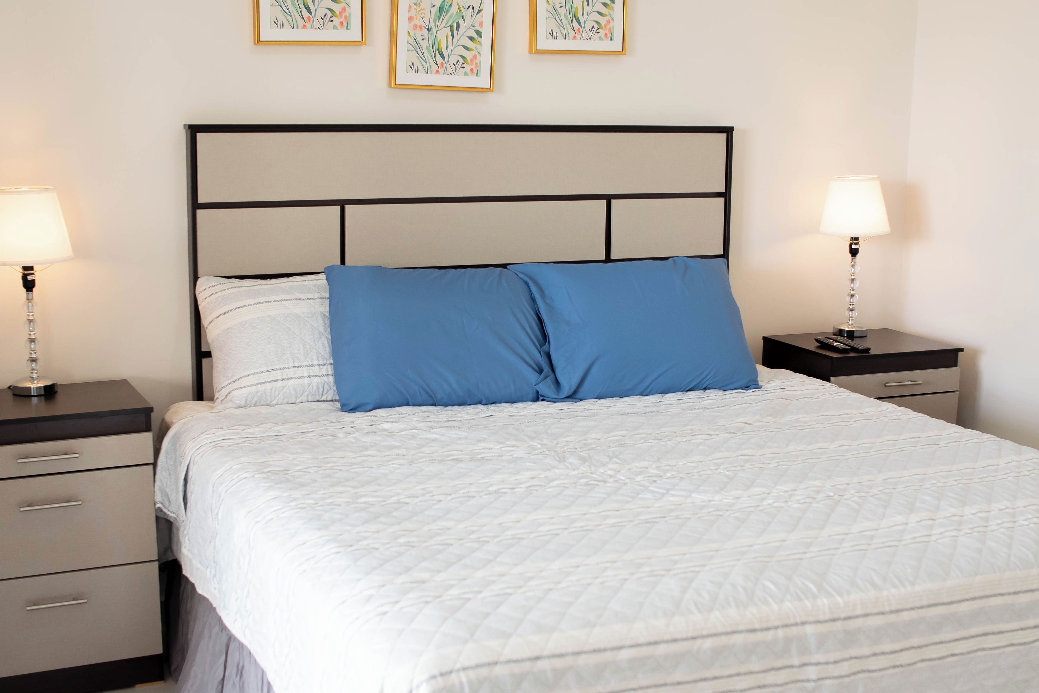 3 habitaciones, tabla de planchar con plancha, wifi y ropa de cama 