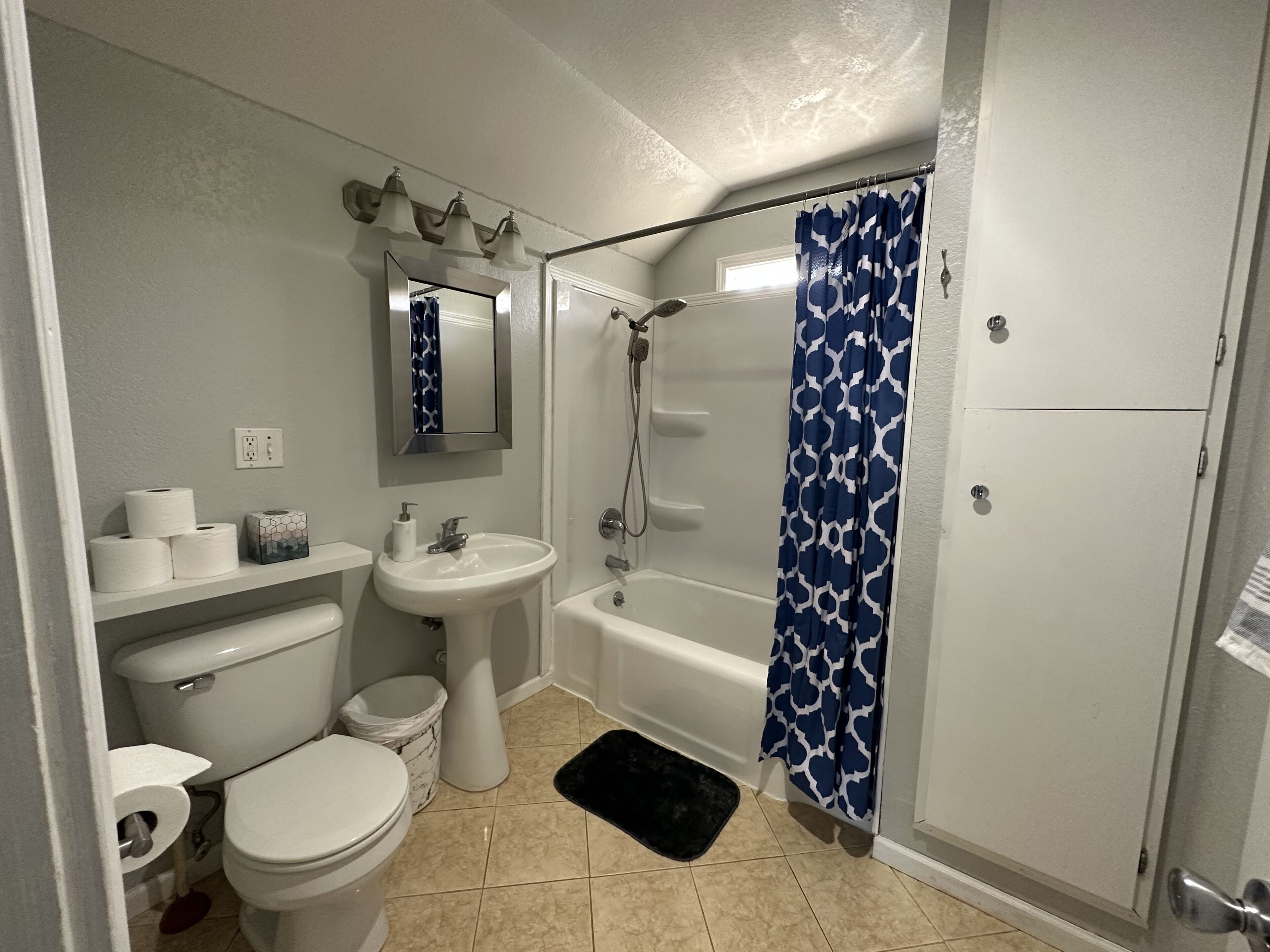 Serviettes fournies, savon, shampoing, papier toilette