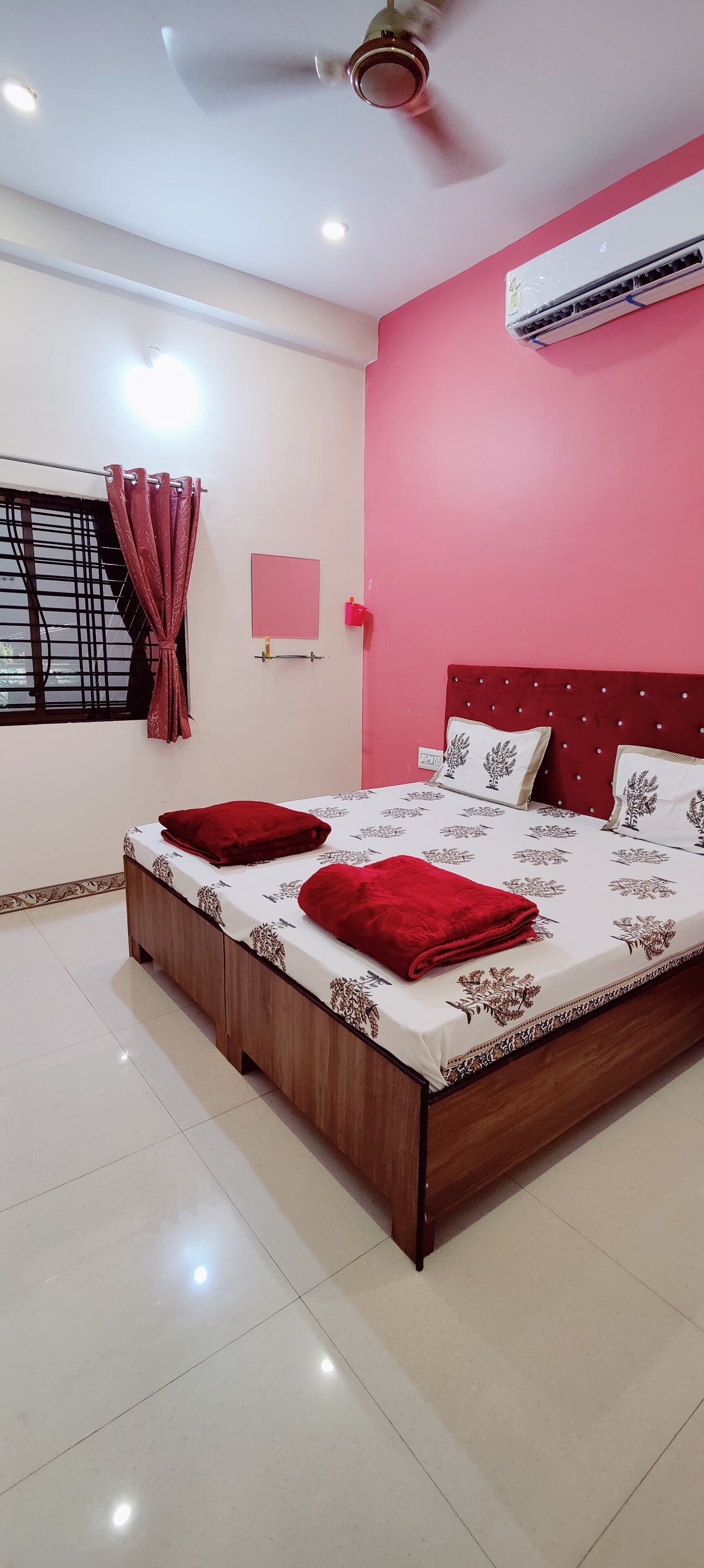 2 soverom, strykejern/-brett og sengetøy